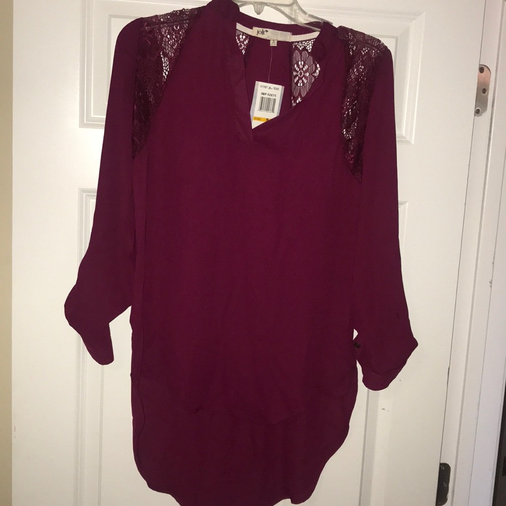 Burgundy blouse with lace, NWT sz sm